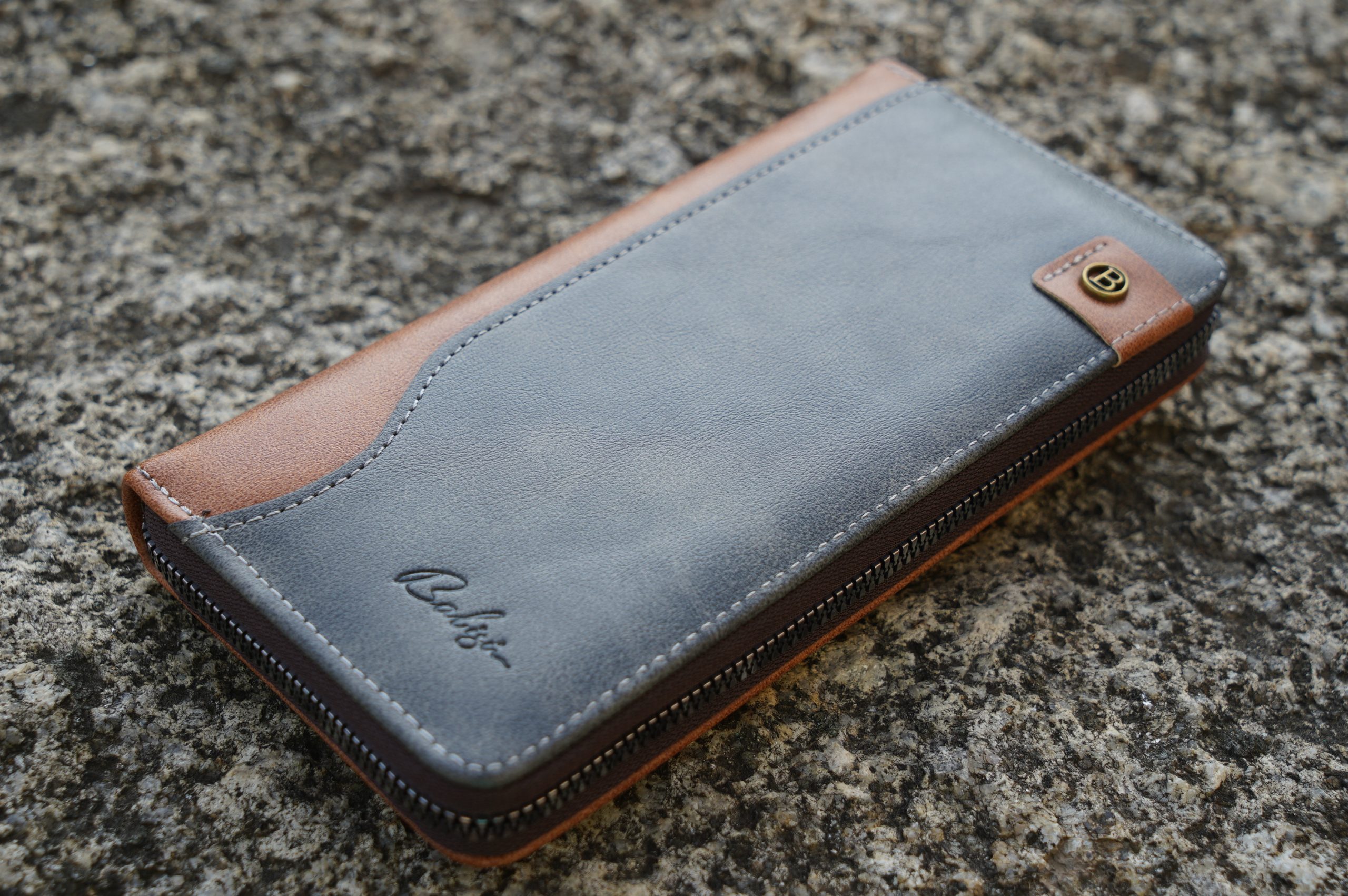THE VOYAGER ZIP WALLET